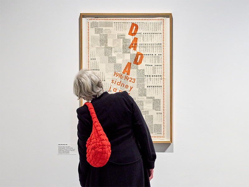 Eine Frau betrachtet eines der Ausstellungststücke bei der Suzanne Duchamp Ausstellung